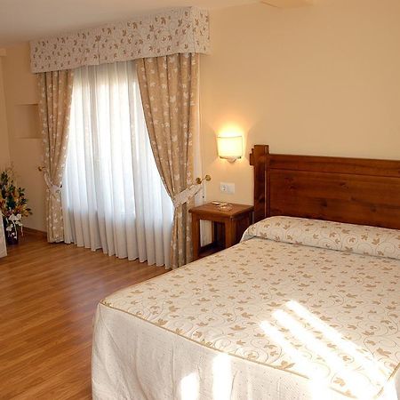 Aparthotel Tres Caminos El Grado Bilik gambar