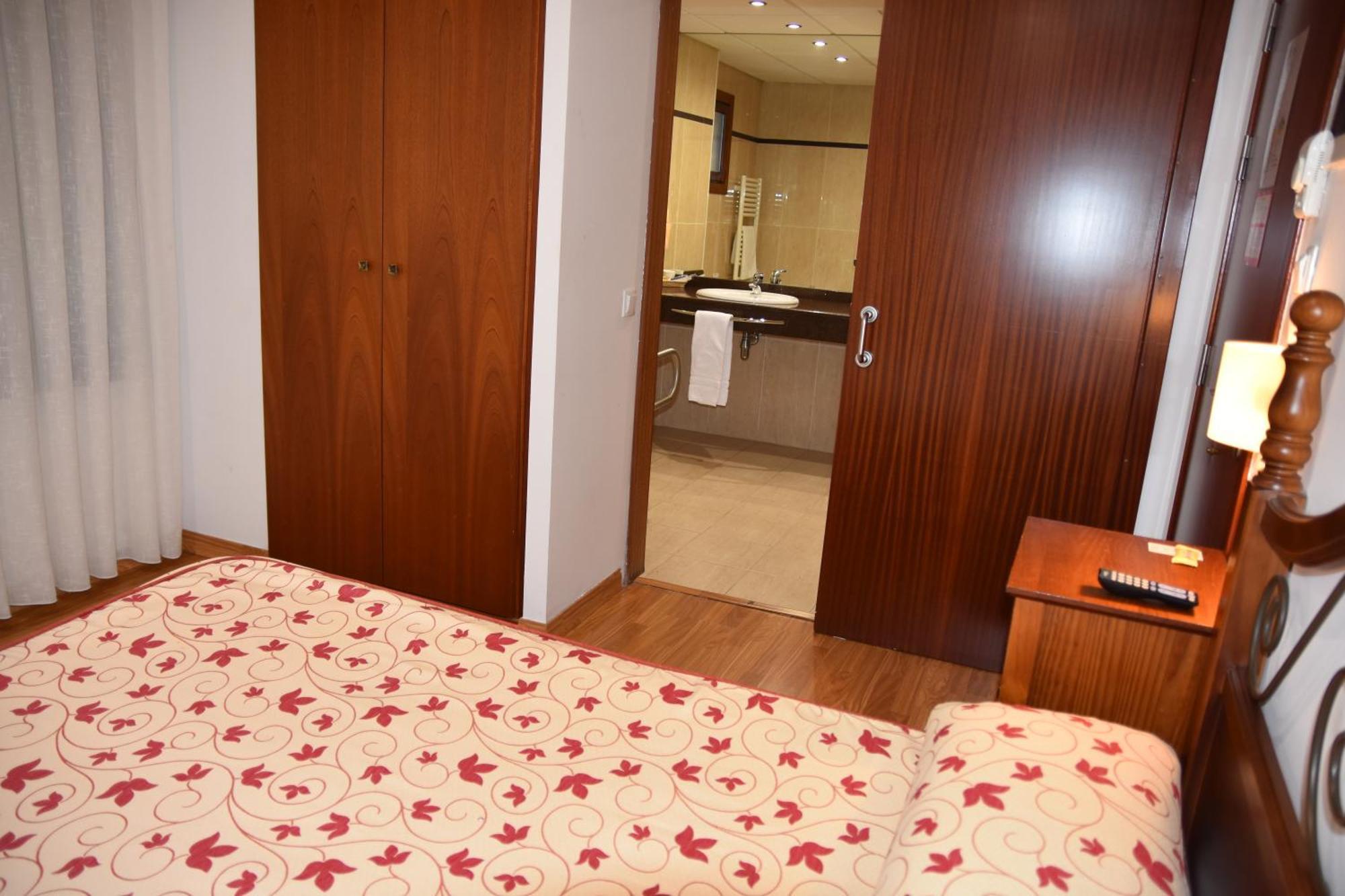 Aparthotel Tres Caminos El Grado Luaran gambar
