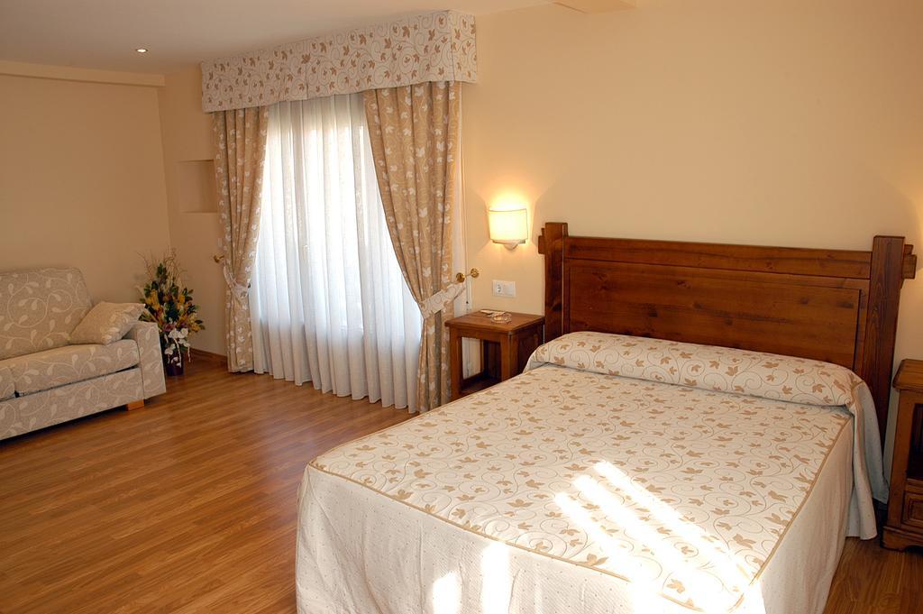 Aparthotel Tres Caminos El Grado Bilik gambar
